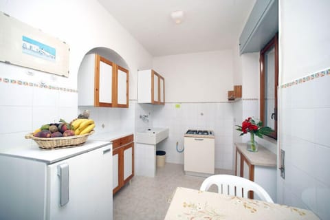 Deluxe Apartment, 2 Bedrooms (up 5 people) | Private kitchen | Fridge, stovetop, highchair, cookware/dishes/utensils
