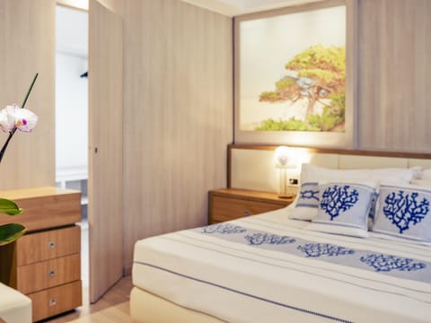 Suite, 1 Double Bed (Eclipse Suite) | Premium bedding, minibar, in-room safe, desk