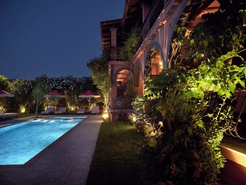 Outdoor pool, pool umbrellas, sun loungers