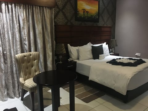 Deluxe Double Room | Desk, laptop workspace, WiFi (free), individually decorated