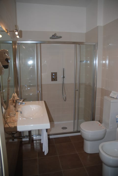 Shower, free toiletries, hair dryer, bidet