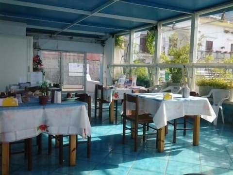 Free daily self-serve breakfast