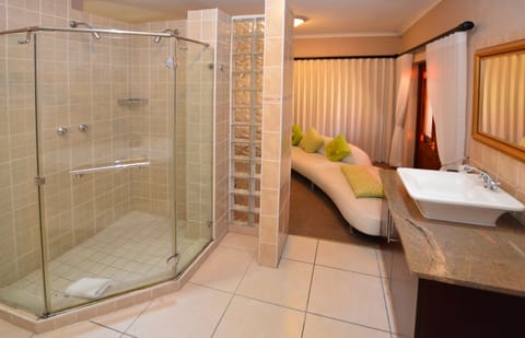 Honeymoon Double Room | Bathroom | Shower, free toiletries, hair dryer, towels