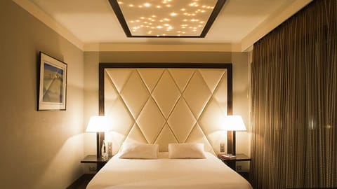 Desk, soundproofing, free WiFi, bed sheets