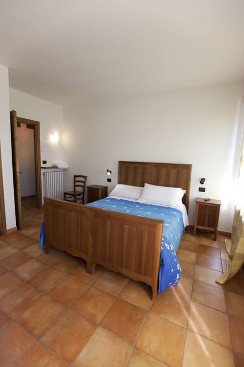 Double Room (Camera 1) | Premium bedding, blackout drapes, iron/ironing board, cribs/infant beds