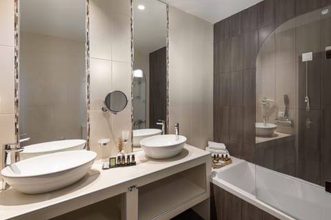 Deluxe Double Room | Bathroom | Deep soaking tub, free toiletries, hair dryer, towels