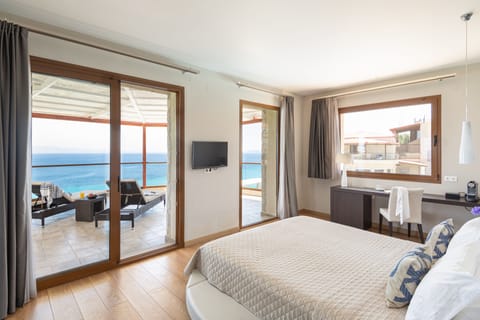 Deluxe Suite, Sea View, Corner | In-room safe, soundproofing, free WiFi, bed sheets