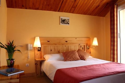 Desk, free cribs/infant beds, rollaway beds, free WiFi