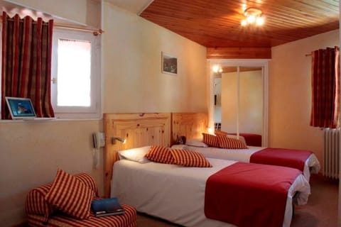 Desk, free cribs/infant beds, rollaway beds, free WiFi