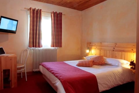 Desk, free cribs/infant beds, rollaway beds, free WiFi