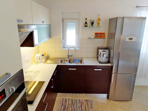 House | Private kitchen | Fridge, microwave, oven, stovetop