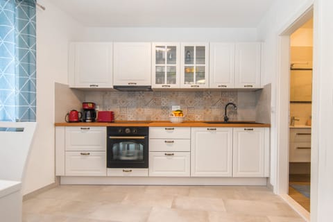 House | Private kitchen | Fridge, oven, stovetop, dishwasher