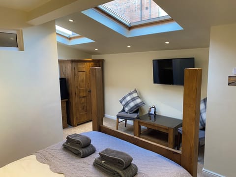 8 - King, Four Poster, Ground Floor | WiFi (free), bed sheets