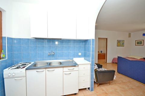 Private kitchen | Fridge, stovetop, cookware/dishes/utensils, freezer