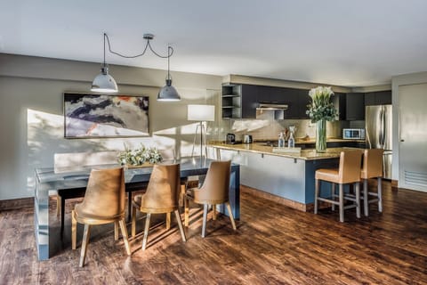 Master Suite, 2 Bedrooms | Living area | Smart TV