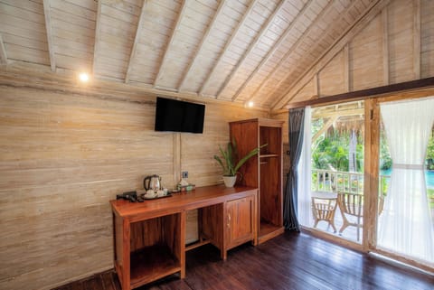 Deluxe Room, Bathtub | Room amenity