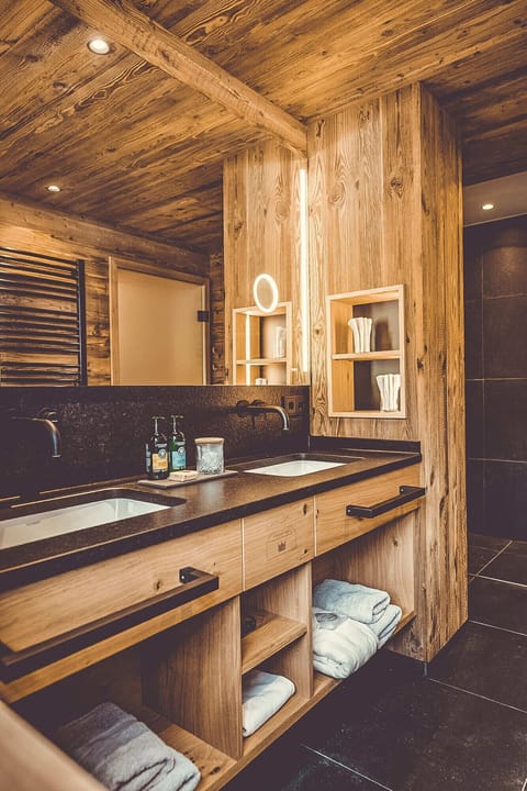 Grand Deluxe Doppelzimmer | Bathroom | Shower, free toiletries, hair dryer, bathrobes