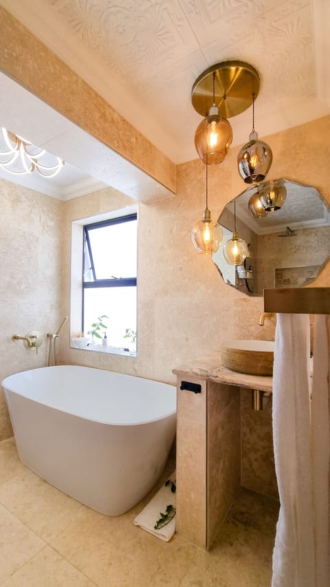 Luxury Twin Room | Bathroom | Separate tub and shower, free toiletries, hair dryer, bathrobes