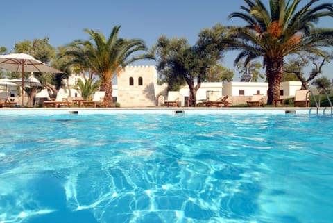 2 outdoor pools, pool umbrellas