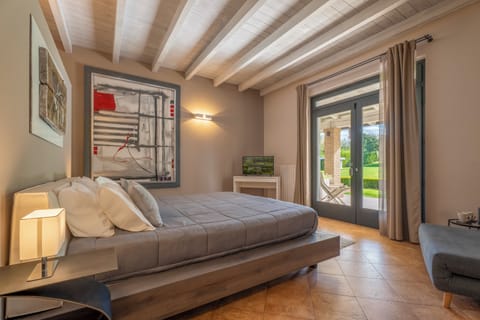 DESIGN PRESTIGE VISTA PISCINA | Frette Italian sheets, down comforters, individually decorated