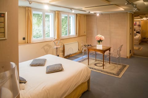 VIP double room with balneo bathtub | Laptop workspace, blackout drapes, iron/ironing board, rollaway beds