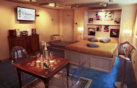 VIP double room with balneo bathtub | Laptop workspace, blackout drapes, iron/ironing board, rollaway beds