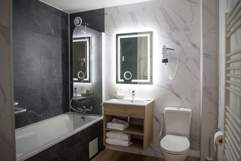 Superior Double Room, Bathtub | Bathroom | Free toiletries, hair dryer, towels