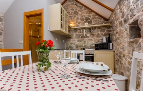 House | Private kitchen | Fridge, oven, stovetop, electric kettle