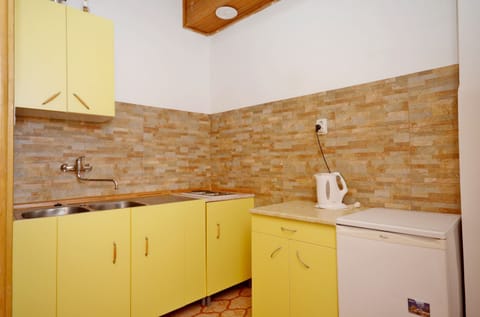Studio (A1) | Private kitchen | Fridge, stovetop, electric kettle, cookware/dishes/utensils