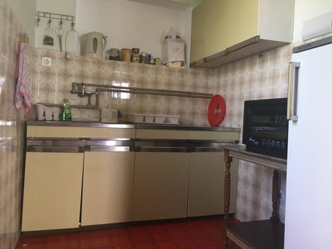 Apartment (A2) | Private kitchen | Fridge, stovetop, electric kettle, cookware/dishes/utensils