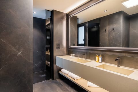 Shower, rainfall showerhead, free toiletries, hair dryer