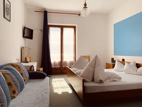 Classic Room | Desk, bed sheets