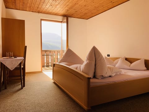 Basic Single Room | Desk, bed sheets