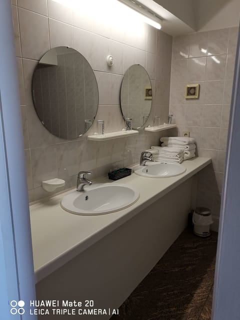 Family Quadruple Room | Bathroom sink