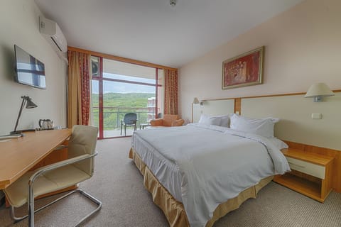 Hypo-allergenic bedding, memory foam beds, free minibar, in-room safe