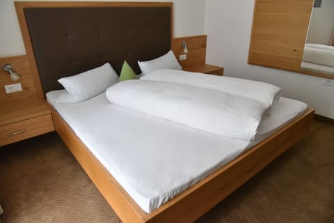 Triple Room | In-room safe, desk, laptop workspace, blackout drapes