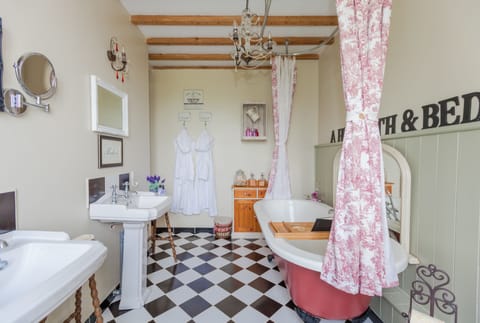 Deluxe Double Room (Red Toile) | Bathroom | Hair dryer, bathrobes, towels, soap