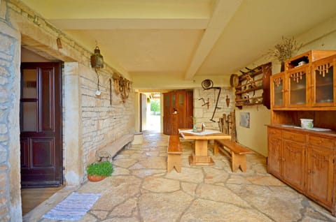 Living room | TV, fireplace