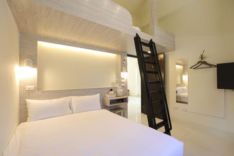 AB 101 | Minibar, desk, blackout drapes, rollaway beds