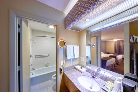 Combined shower/tub, hydromassage showerhead, free toiletries