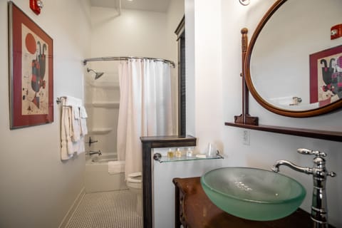 The Ward Room | Bathroom | Combined shower/tub, hair dryer, towels, soap