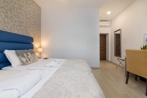 Superior Double or Twin Room | 1 bedroom, in-room safe, desk, soundproofing