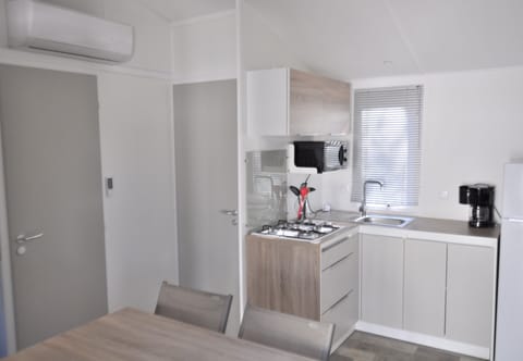 Full-size fridge, microwave, stovetop, cookware/dishes/utensils