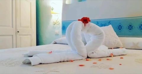 Free cribs/infant beds, bed sheets