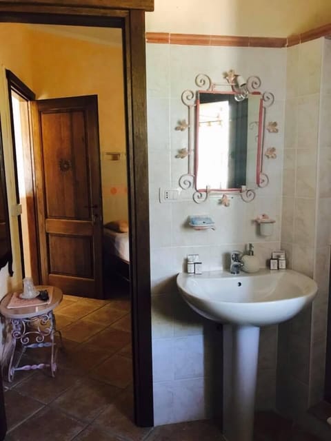Deluxe Room | Bathroom | Shower, free toiletries, hair dryer, bidet