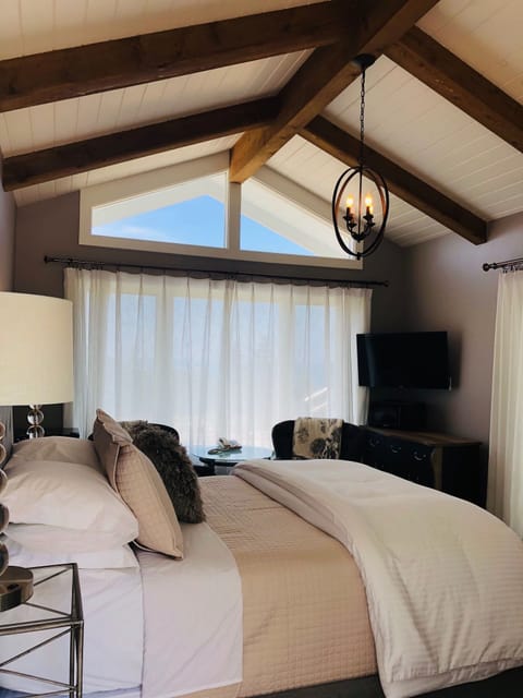 Luxury Queen | Premium bedding, blackout drapes, free WiFi, bed sheets