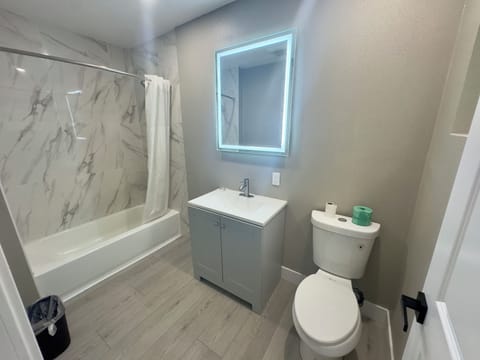 Combined shower/tub, towels