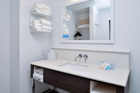 Combined shower/tub, free toiletries, hair dryer, towels