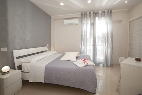 Standard Double Room, Balcony (Rosa) | In-room safe, individually decorated, individually furnished, desk