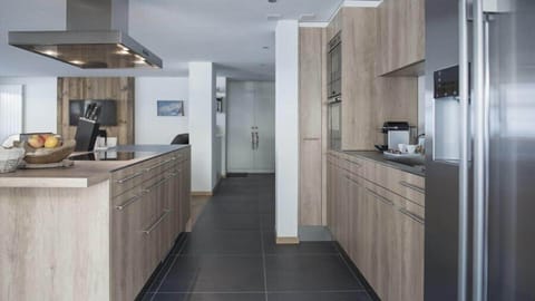 Apartment (Andy) | Private kitchen | Fridge, microwave, oven, stovetop